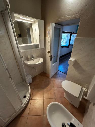 bagno bianco con lavandino e servizi igienici di Agriturismo Villa Enrichetta a Bettola