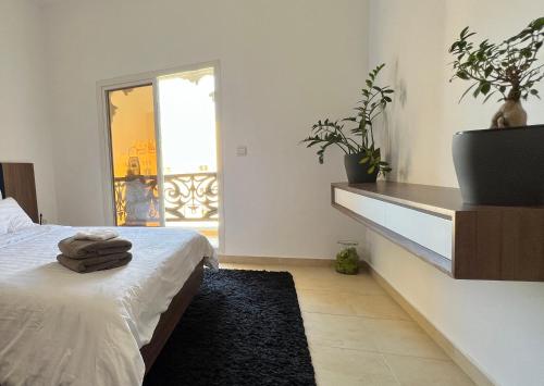 um quarto com uma cama com plantas e uma janela em Entire apartment in Remraam community em Dubai