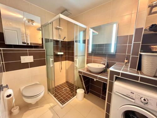 une salle de bain avec toilettes, lavabo et douche dans l'établissement Villa L'Ondella PORTICCIO, à Porticcio