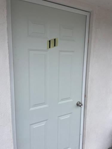 Una puerta blanca con un cartel encima. en Laguna 11, en Tampico