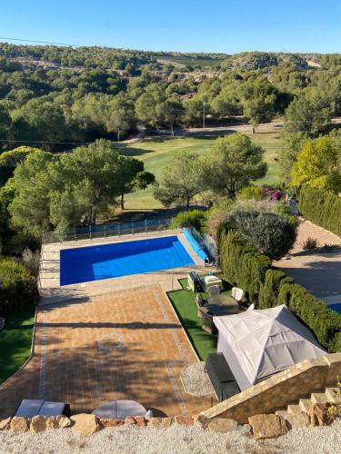 una vista aérea de una piscina en una villa en Villa Trevali wonderful views STUNNING PRIVATE POOL heated free oct till may, en Villacosta