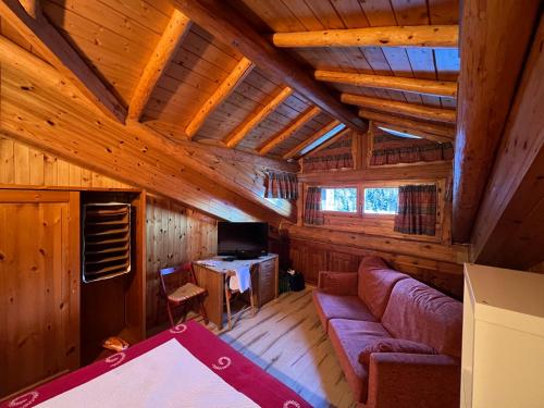 una vista aérea de una sala de estar en una cabaña de madera en Hotel Ondezana, en Cogne
