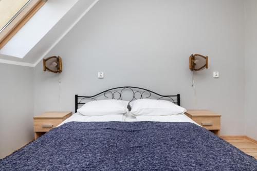 sypialnia z łóżkiem z 2 białymi poduszkami w obiekcie Peaceful Apartment Wrzosowo Bay with Parking by Renters w Dziwnówku