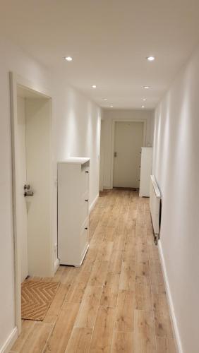 um quarto vazio com paredes brancas e pisos em madeira em Zur Mühle em Lehnin