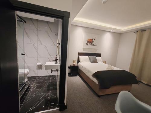 Llit o llits en una habitació de Durban Boutique Hotel