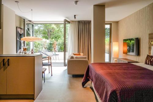 een hotelkamer met een bed en een woonkamer bij BizStay Walden in Den Haag