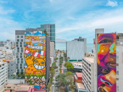 uma cidade com edifícios altos com pinturas em Pullman Lima Miraflores em Lima