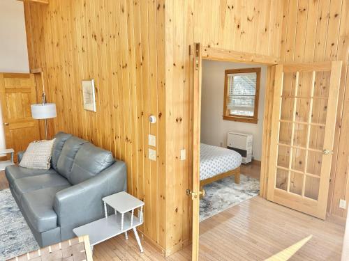 Χώρος καθιστικού στο Beachfront 4 BR Spacious House! [Coastal Haven]