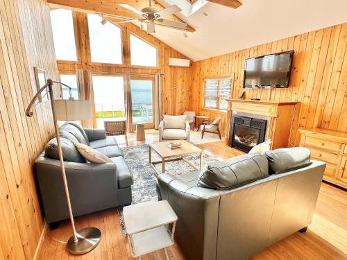 Μια τηλεόραση ή/και κέντρο ψυχαγωγίας στο Beachfront 4 BR Spacious House! [Coastal Haven]