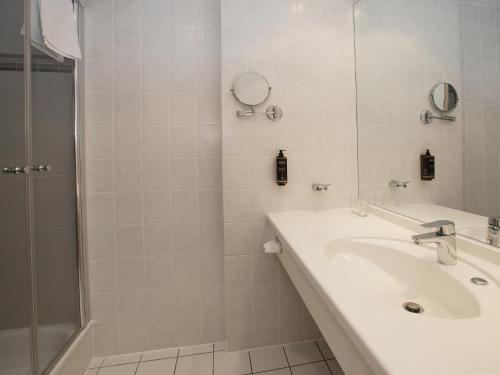 Vannituba majutusasutuses DORMERO Hotel Greifswald