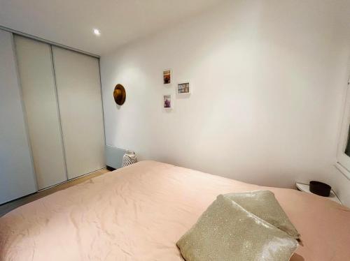 une chambre avec un lit blanc avec un oreiller dessus dans l'établissement Appartement Aria Marina 1 Lumio, à Lumio