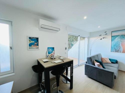 un salon avec un bureau et un canapé dans l'établissement Appartement Aria Marina 1 Lumio, à Lumio