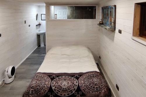 - un petit lit dans une chambre située dans une petite maison dans l'établissement Tinaja a orilla de playa Matanzas, à Matanzas