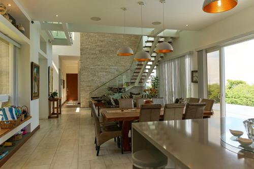 Un lugar para sentarse en Luxury Hillside Estate at Nativa Resort