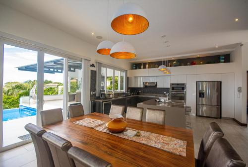 Una cocina o cocineta en Luxury Hillside Estate at Nativa Resort