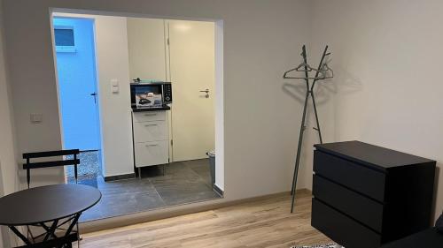 Habitación con espejo, mesa y TV. en Sahra 1Zi. Wohnung Arheiligen, en Darmstadt
