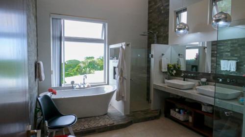 Un baño de Luxury Hillside Estate at Nativa Resort
