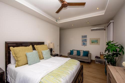 Una cama o camas en una habitación de Luxury Hillside Estate at Nativa Resort