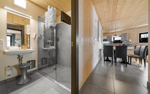 W pokoju znajduje się łazienka z prysznicem i umywalką. w obiekcie Aparthotel Zell am See (Contactless Check-In) w mieście Zell am See