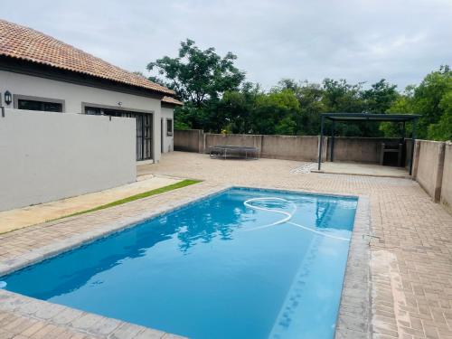 Πισίνα στο ή κοντά στο Bela Waterfront Villa