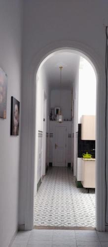 a white kitchen with an archway in a room at Suite Tati in Las Palmas de Gran Canaria