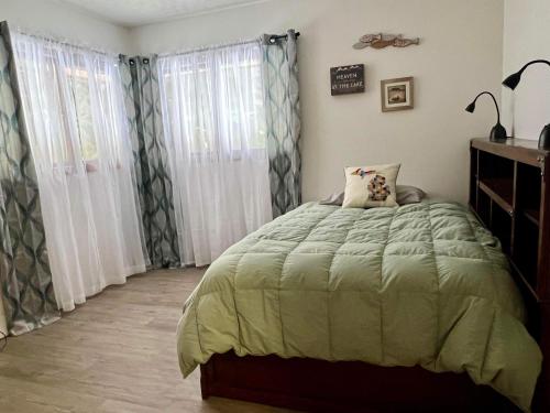 Ein Bett oder Betten in einem Zimmer der Unterkunft Wagner Creek Hideaway