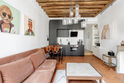 un salon avec un canapé et une table dans l'établissement Le Clos St Louis, à Paris