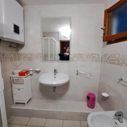 a bathroom with a sink and a mirror at Casa Costa e Manfredi in Chiessi