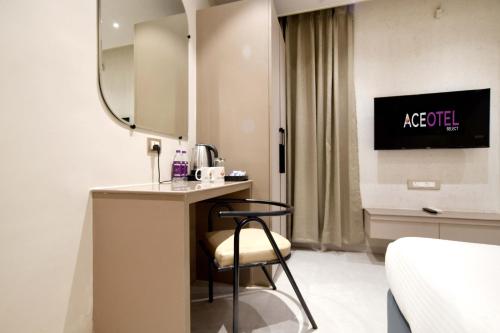 TV a/nebo společenská místnost v ubytování Aceotel Select Tulsi Vijay Nagar- A Luxury Boutique Hotel