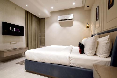 Postel nebo postele na pokoji v ubytování Aceotel Select Tulsi Vijay Nagar- A Luxury Boutique Hotel