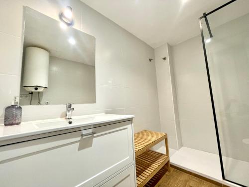 uma casa de banho com um lavatório e um chuveiro em Costa Daurada Apartaments - AQUARIO PINEDA em La Pineda
