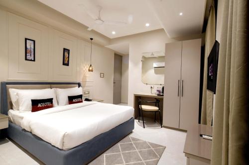 Postel nebo postele na pokoji v ubytování Aceotel Select Tulsi Vijay Nagar- A Luxury Boutique Hotel