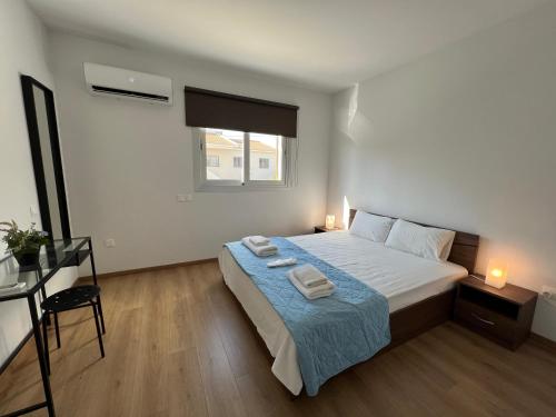 um quarto com uma cama com duas toalhas em Prince Boutique Apartment/1BR em Nicósia