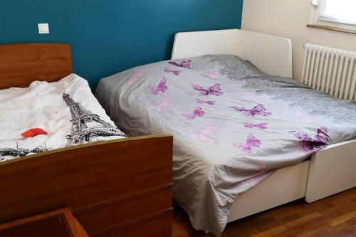 A bed or beds in a room at Gites les Rives du canal parking privé gratuit