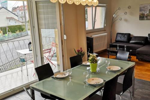 A seating area at Gites les Rives du canal parking privé gratuit