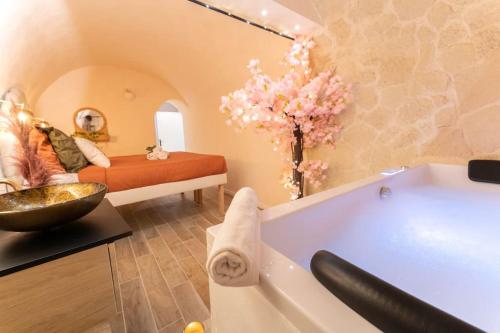 une salle de bain avec baignoire et une chambre avec un lit dans l'établissement Love Room avec 2 Jacuzzi Balnéo, Parking, à Nice
