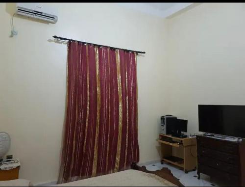 TV at/o entertainment center sa Two bedroom with garden