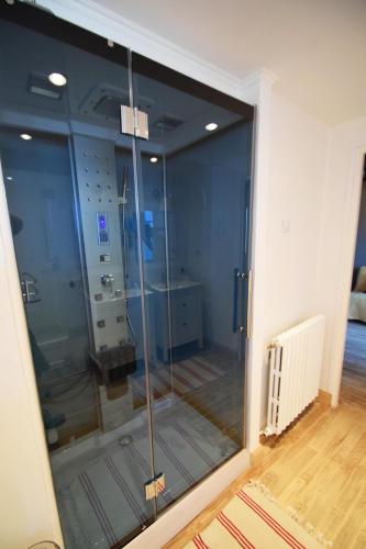 - une douche en verre dans l'angle de la chambre dans l'établissement Le Pompon D'Or, à Saint-Pompont