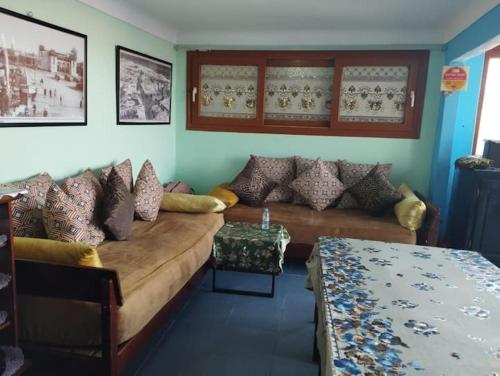 Dar El jadida في الجديدة: غرفة معيشة مع أريكة وطاولة