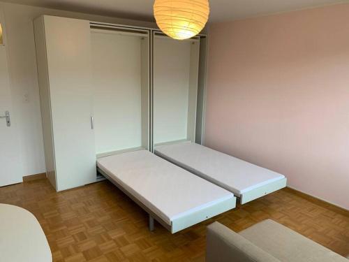 Habitación con cama en habitación con luz en Cozy Flat in the Center of Kleinbasel, en Basilea