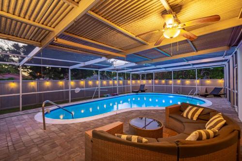 A piscina localizada em Elegant & Cozy Heated Pool 5 min to Beach GameRoom ou nos arredores