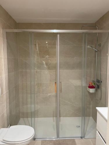 bagno con doccia in vetro e servizi igienici di Boa Vida a Quarteira