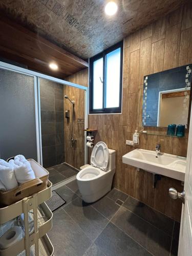 冬山鄉的住宿－熊熊&妮妮，一间带卫生间和水槽的浴室