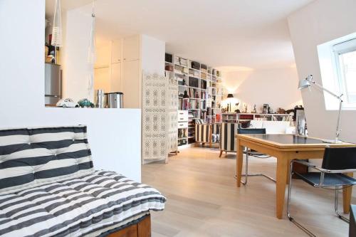 une chambre avec un lit et un bureau et une cuisine dans l'établissement PARIS SOUS LES TOITS, à Paris