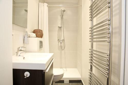 une salle de bain avec un lavabo, des toilettes et une douche dans l'établissement PARIS SOUS LES TOITS, à Paris