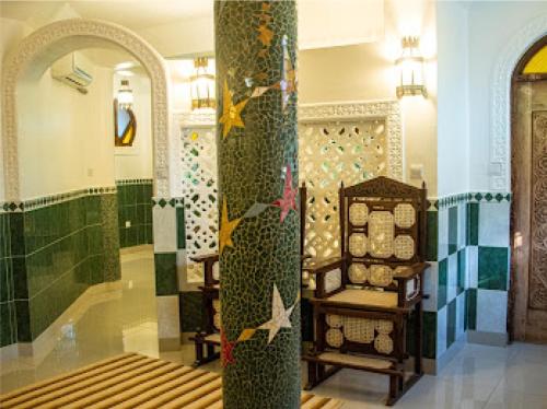 een lobby met mozaïeken bij Le Grand Forest dreams Resort in Ukunda