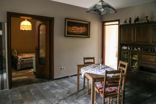 Brother's Home في Civitella Casanova: غرفة طعام بها طاولة وكراسي