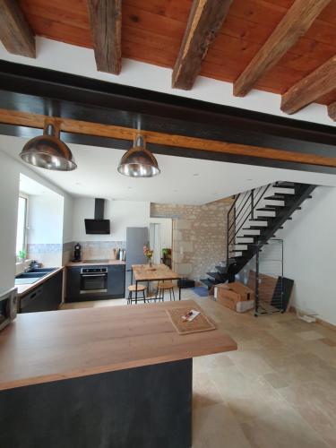 Il dispose d'une cuisine et d'un salon avec un plafond en bois. dans l'établissement Le nid d'oiseau, à Anché