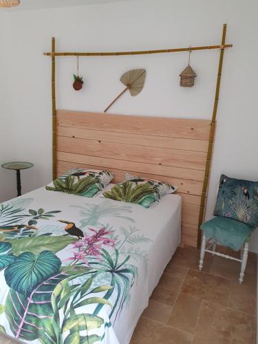 une chambre avec un lit et une chaise dans l'établissement Le nid d'oiseau, à Anché