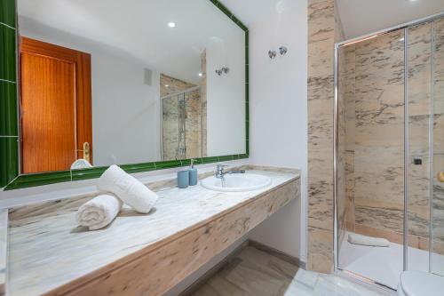 y baño con lavabo y ducha. en Chalet in Torrequebrada residencial golf urbanization, en Torrequebrada